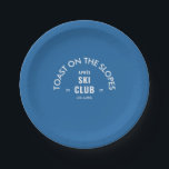 Toast On The Slopes Après Ski Club Hemelblauw Rond Papieren Bordje<br><div class="desc">Toast On The Slopes, Après Ski Club, hemelblauwe skioord crest, papieren borden. Personaliseer met het jaar van je skivakantie en skioord locatie. Perfect voor een groepsbestemming skivakantie of voor een après ski thema verjaardag, vrijgezellenfeest of meidenavakantie. Ontworpen om te passen bij onze Toast On The Slopes Après Ski Club Hemelblauw...</div>