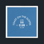 Toast On The Slopes Après Ski Club Hemelblauw Servet<br><div class="desc">Toast On The Slopes, Après Ski Club, hemelblauwe skioord crest, servetten. Personaliseer met het jaar van je skivakantie en skioord locatie. Perfect voor een groeps skivakantie of voor een après ski thema verjaardag, vrijgezellenfeest of meidenavakantie. Ontworpen om te passen bij onze Toast On The Slopes Après Ski Club Hemelblauw Collectie....</div>