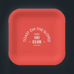 Toast On The Slopes Après Ski Club Retro Rood Papieren Bordje<br><div class="desc">Toast On The Slopes, Après Ski Club, retro rode skigebied crest, papieren borden. Personaliseer met het jaar van je skitrip en skioord locatie. Perfect voor een groepsbestemming skitrip of voor een après ski thema verjaardag, vrijgezellenfeest of vrijgezellenfeest. Ontworpen om overeen te komen met onze Toast On The Slopes Après Ski...</div>
