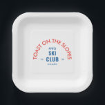 Toast On The Slopes Après Ski Club Rood & Blauw Papieren Bordje<br><div class="desc">Toast On The Slopes, Après Ski Club, retro rode en luchtblauwe skicentrum embleem, papieren borden. Personaliseer met het jaar van je skivakantie en skioord locatie. Perfect voor een groepsbestemming skivakantie of voor een après ski thema verjaardag, vrijgezellenfeest of meidenavakantie. Ontworpen om overeen te komen met onze Toast On The Slopes...</div>