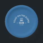 Toast Op De Pistes Après Ski Club Hemelblauw Rond  Papieren Bordje<br><div class="desc">Toast Op De Pistes, Après Ski Club, hemelblauwe skioord crest, papieren borden. Personaliseer met het jaar van je skivakantie en skioord locatie. Perfect voor een groepsbestemming skivakantie of voor een après-ski thema verjaardag, vrijgezellenfeest of meidenavakantie. Ontworpen om overeen te komen met onze Toast Op De Pistes Après Ski Club Hemelblauw...</div>