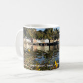 Tobermory, eiland Mull, Schotland met bloemen Koffiemok (Voorkant links)