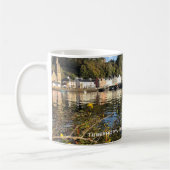 Tobermory, eiland Mull, Schotland met bloemen Koffiemok (Links)