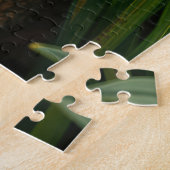 Tobin zingend in een lente narcis legpuzzel (Zijkant)