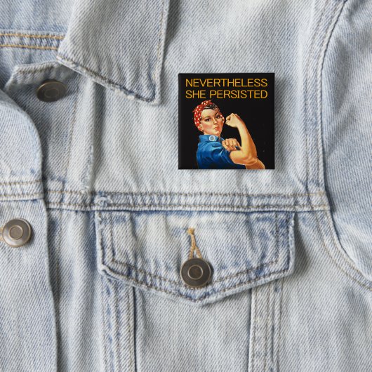 Toch bleef ze. Rosie de Riveter. Vierkante Button 5,1 Cm (In situ)