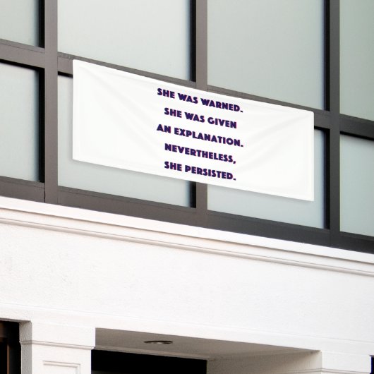 Toch bleef ze. spandoek (Buitenkant Gebouw)