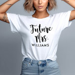 Toekomst Mrs Black Script Custom Achternaam Bruilo T-shirt<br><div class="desc">Het moderne bruiloft "Future Mrs" custom shirt ontwerp voor de bruid heeft een modern zwart-wit kleurenschema met gedurfde en speelse handgeschreven kalligrafie scripttypografie met stijlvolle scrolldetails. Personaliseer de casual maar elegante aangepaste tekst haar nieuwe / toekomstige getrouwde achternaam.</div>