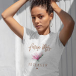 Toekomst Mrs. bloementypografie script team bruid T-shirt<br><div class="desc">Glam elegante floral custom future Mrs. t-shirt met koperen glitter geborsteld handgeschreven als typografie script, een roze blush waterverf magnolia flower en een klein hart. Gemakkelijk te personaliseren met bruid's om toekomstige naam te zijn. Geschikt voor de lente of zomer trendy moderne glamoureuze bruiloft bruid team bruid of vrijgezellenfeesten of...</div>