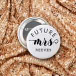 Toekomst Mrs Typografie Bruiloft Ronde Button 7,6 Cm<br><div class="desc">Een knop voor de bruid om bij toekomstige mrs te zijn en je binnenkort te worden achternaam geschreven in een minimalistisch typografisch ontwerp met een charmant vet script voor de mrs.</div>