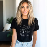 Toekomst Mrs White Modern Script Custom Wedding T-shirt<br><div class="desc">Het moderne en casual chique witte kalligrafie script "Future Mrs" vrouwen bruids bruids T-shirt heeft aangepaste tekst die kan worden gepersonaliseerd met de getrouwde achternaam van de bruid. Perfect voor de bruid om te draag op het vrijgezellenfeest en het huwelijksweekend!</div>