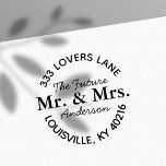 Toekomstig Mr & Mrs Verlovings Rond Retouradres Zelfinktende Stempel<br><div class="desc">Maak je opwindende nieuws bekend met deze elegante zelfinktampon. Met een prachtig schriftlettertype en de woorden "Toekomstige Mijnheer en Mevrouw, " is deze stempel perfect voor het personaliseren van save-the-datekaarten,  uitnodigingen voor verlovingsfeesten en bedankkaartjes. Voeg een vleugje verfijning en opwinding toe aan je trouwstationery met dit charmante ontwerp.</div>