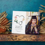 Toekomstig Verpleegkundige Afstuderen Memento Foto Fotoplaat<br><div class="desc">Een eigentijdse waterverf roze witte bloemenstethoscoop in een hartvorm,  en een afstudeerders foto voor een afstuderende verpleegkundige afbeelding aandenken plaque. Een geweldig cadeau voor het afstudeerder.</div>