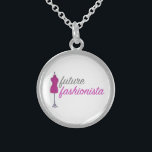 Toekomstige Fashionista Mode Mannequin Ketting<br><div class="desc">Het ketting kenmerkt een originele tellersillustratie van mannequin van een roze mode ontwerper (of dressform) met FUTURE FASHIONISTA in een leuke doopvont.</div>
