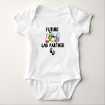 Toekomstige Lab Partner Baby Science Baby Romper<br><div class="desc">Maak kennis met jouw kleintje in de wetenschappelijke wereld met onze 'Future Lab Partner' baby bodysuit. Met speels baby-vriendelijk ontwerp en levendige kleuren is het perfect voor beginnende wetenschappers in opleiding. Laat de nieuwsgierigheid van je baby gedijen terwijl ze de wonderen van de wetenschappelijke wereld in stijl verkennen.</div>