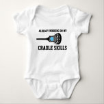 Toekomstige Lacrosse Player Funny Cradle Skills Bo Romper<br><div class="desc">Lacrosse Player Baby Boy Bodysuit is blauw,  grappig taaltje "Reeds aan het werken aan mijn wieg vaardigheden" citaat en eenvoudig lacrosse sticks en roze lacrosse balletvormig ontwerp aan de voorzijde. Klik "pas verder"aan veranderings doopvonten en kleuren om teamkleuren of het thema van het baby shower aan te passen.</div>