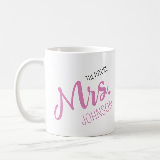 Toekomstige Mevrouw Aangepaste Naam Verlovingscade Koffiemok (Links)