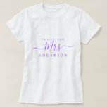 Toekomstige Mevrouw Chic Script Aangepaste Naam Br T-shirt<br><div class="desc">Toekomstige Mrs moderne en stijlvolle t-shirt met eigen naam en de tekst Mrs in heldere paarse elegante script kalligrafie. Voeg eenvoudig de geslachtsnaam van de bruid toe en het perfecte bruidsjonker cadeau is klaar om te geven. Exclusief ontworpen voor u door Happy Dolphin Studio.</div>
