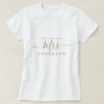 Toekomstige mevrouw Chic Script Aangepaste naam Br T-shirt<br><div class="desc">Toekomstige mevrouw moderne en stijlvolle T-shirt met aangepaste naam en de tekst mevrouw in gouden elegante kalligrafie. Voeg eenvoudigweg de achternaam van de bruid toe en het perfecte bruidscadeau is klaar voor je om te geven. Exclusief ontworpen voor jou door Happy Dolphin Studio.</div>