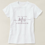 Toekomstige mevrouw Chic Script Aangepaste naam Br T-shirt<br><div class="desc">Toekomstige mevrouw moderne en stijlvolle t-shirt met de tekst mevrouw in bordeauxrode elegante kalligrafie. Voeg simpelweg de naam van de bruid toe en het perfecte bruidscadeau is klaar om te geven. Exclusief ontworpen voor u door Happy Dolphin Studio.</div>