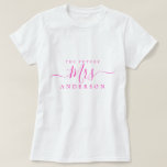 Toekomstige mevrouw Chic Script Aangepaste naam Br T-shirt<br><div class="desc">Toekomstige mevrouw moderne en stijlvolle T-shirt met de tekst Mevrouw in neonroze elegante script kalligrafie. Voeg gewoon de getrouwde naam van de bruid toe en het perfecte bruidsjonker cadeau is klaar voor je om te geven. Exclusief ontworpen voor jou door Happy Dolphin Studio.</div>