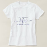 Toekomstige mevrouw Chic Script Aangepaste naam Br T-shirt<br><div class="desc">Toekomstige mevrouw modern en stijlvol T-shirt met de tekst mevrouw in marineblauw elegante script calligrafie. Voeg gewoon de naam van de bruid toe en het perfecte bruidsjonker cadeau is klaar voor je. Exclusief ontworpen voor jou door Happy Dolphin Studio.</div>