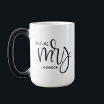 "Toekomstige mevrouw" Chique gepersonaliseerde Ver Magische Mok<br><div class="desc">Vier de spannende reis naar het huwelijk met onze "toekomstige mevrouw" Chique gepersonaliseerde Verloving Mok. Deze mok is een stijlvolle en leuke manier voor de aanstaande bruid om haar aankomende verandering in achternaam te eren. Personaliseer het met haar toekomstige achternaam om elke koffiepauze een heerlijke herinnering te maken aan de...</div>