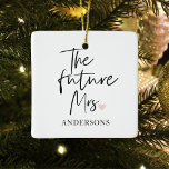 Toekomstige mevrouw en Jouw naam | Modern Beauty G Keramisch Ornament<br><div class="desc">Introductie van "De toekomst mevrouw en Jouw naam" Modern Beauty Gift Set van Zazzle Vier de vreugdevolle gelegenheid van de toekomst mevrouw met een moderne beauty gift set van Zazzle die luxe, personalisatie en stijl combineert. Deze exclusieve geschenkset is ontworpen om haar echt speciaal te laten voelen als ze op...</div>