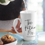 Toekomstige mevrouw en Jouw naam | Modern Beauty G Latte Mok<br><div class="desc">Introductie van "De toekomst mevrouw en Jouw naam" Modern Beauty Gift Set van Zazzle Vier de vreugdevolle gelegenheid van de toekomst mevrouw met een moderne beauty gift set van Zazzle die luxe, personalisatie en stijl combineert. Deze exclusieve geschenkset is ontworpen om haar echt speciaal te laten voelen als ze op...</div>