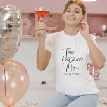 Toekomstige mevrouw en Jouw naam | Modern Beauty G T-shirt<br><div class="desc">Introductie van "De toekomst mevrouw en Jouw naam" Modern Beauty Gift Set van Zazzle Vier de vreugdevolle gelegenheid van de toekomst mevrouw met een moderne beauty gift set van Zazzle die luxe, personalisatie en stijl combineert. Deze exclusieve geschenkset is ontworpen om haar echt speciaal te laten voelen als ze op...</div>