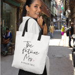 Toekomstige mevrouw en Jouw naam | Modern Beauty G Tote Bag<br><div class="desc">Introductie van "De toekomst mevrouw en Jouw naam" Modern Beauty Gift Set van Zazzle Vier de vreugdevolle gelegenheid van de toekomst mevrouw met een moderne beauty gift set van Zazzle die luxe, personalisatie en stijl combineert. Deze exclusieve geschenkset is ontworpen om haar echt speciaal te laten voelen als ze op...</div>