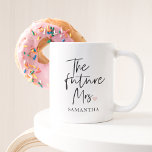 Toekomstige mevrouw en Jouw naam | Modern Beauty G Tweekleurige Koffiemok<br><div class="desc">Introductie van "De toekomst mevrouw en Jouw naam" Modern Beauty Gift Set van Zazzle Vier de vreugdevolle gelegenheid van de toekomst mevrouw met een moderne beauty gift set van Zazzle die luxe, personalisatie en stijl combineert. Deze exclusieve geschenkset is ontworpen om haar echt speciaal te laten voelen als ze op...</div>