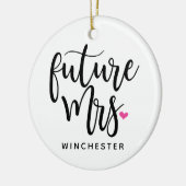 Toekomstige mevrouw (naam) in Zwart script Keramisch Ornament (Links)