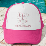 Toekomstige mevrouw Vrijgezellenfeest of vrijgezel Trucker Pet<br><div class="desc">Toekomstige Mrs. Vrijgezellenfeest Roos Gold Script Typography Pink Trucker Hat voor een bruiloft,  Vrijgezellenfeest of vrijgezellenfeest.</div>