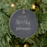 Toekomstige Mr & Mrs Surname Chalkboard met datum Keramisch Ornament<br><div class="desc">Chalkboard ontwerpt kerstvakantieversiering voor het toekomstige echtpaar.
Personaliseer met achternaam en trouwdatum.</div>