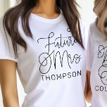 Toekomstige Mrs Black Modern Script Custom Wedding Tri-Blend Shirt<br><div class="desc">Modern en casual chic zwart kalligrafie script "Future Mrs" vrouwen bruids bruids T-shirt bevat aangepaste tekst die kan worden gepersonaliseerd met de getrouwde achternaam van de bruid. Perfect voor de bruid om te draag op het vrijgezellenfeest en het huwelijksweekend!</div>
