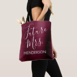 Toekomstige Mrs. Bourgogne Paarse moderne metal Tote Bag<br><div class="desc">Future Mrs. Bride Faux Modern en Elegant Fuax Brushed Metal Bourgogne Cranberry Paarse tas die ideaal zijn voor een Marsala of Maroon Bachelorette Party. Deze Future Mrs Bag is perfect voor een vrijgezellenfeest. De naam van de bruid kan op deze tas worden bijgewerkt. Neem contact op met de ontwerper als...</div>
