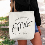 Toekomstige MRS. Bride Modern Script Gold Name Tote Bag<br><div class="desc">Deze moderne canvas tas met een minimalistisch casual ontwerp van de manuscriptkalligrafie die de toekomstige MRS lezen van het manuscript evenals uw douanenaam kenmerkt schone lijnen om een gestroomlijnde en verfijnde verschijning te creëer. De ondergewaardeerde stijl met de kleine goudkleurige gouden hartdetails voegt een beetje verfijning toe aan je trouwdag....</div>