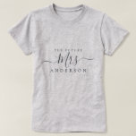 Toekomstige Mrs Chic Script Custom Name Bride om t T-shirt<br><div class="desc">Toekomstige Mrs moderne aangepaste naam t-shirt met de tekst Mrs. in zwarte elegante scriptkalligrafie. Voeg gewoon de gehuwde naam van de bruid toe om te zijn en het perfecte vrijgezellenfeest cadeau is klaar om te geven. Exclusief voor u ontworpen door Happy Dolphin Studio.</div>