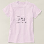 Toekomstige Mrs Chic Script Custom Name Bride om t T-shirt<br><div class="desc">Toekomstige moderne aangepaste naam roze t-shirt met de tekst Mrs. in zwarte elegante scriptkalligrafie. Voeg gewoon de gehuwde naam van de bruid toe om te zijn en het perfecte vrijgezellenfeest cadeau is klaar om te geven. Exclusief voor u ontworpen door Happy Dolphin Studio.</div>