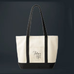 Toekomstige Mrs Custom Name Wedding Tote Bag<br><div class="desc">Toekomstige Canvas tas van het huwelijk van de Naam van de Douane - de canvas tas van de Douane kenmerkt moderne manuscripttypografie en is gepersonaliseerd met uw toekomstige familienaam. De doopvont wordt geaccentueerd met een ring van het verloving. Getoond in zwart-wit, nochtans kunt u uw t stijl en kleur van...</div>