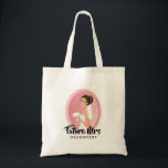 Toekomstige Mrs. met Bride in Wedding Gown Tote Bag<br><div class="desc">Een canvas tas met de tekst: Toekomstige mevrouw,  met uw persoonlijke naam. Afbeelding met een vrolijk glimlachend bruin haren bruin. Ze draagt een witte trouwjurk en houdt een boeket bloemen vast met een  sluier in haar haar haar. Plaats binnen een roze ovaal cameo-lijst met een scalloped grens.</div>