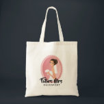 Toekomstige Mrs. met Bride in Wedding Gown Tote Bag<br><div class="desc">Een canvas tas met de tekst: Toekomstige mevrouw,  met uw persoonlijke naam. Afbeelding met een vrolijk glimlachend bruin haren bruin. Ze draagt een witte trouwjurk en houdt een boeket bloemen vast met een  sluier in haar haar haar. Plaats binnen een roze ovaal cameo-lijst met een scalloped grens.</div>