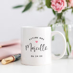 Toekomstige Mrs. Persoonlijke Black Script Name We Koffiemok<br><div class="desc">De aangepaste 'Future Mrs' mok van de bruidbruidbruidskoffie van de vrouw is uitgerust met moderne zwarte scripttekst die gepersonaliseerd kan worden met de getrouwde achternaam en trouwdatum van de bruid. Inclusief een schattig roze hartaccent. Maakt een perfect cadeau voor de nieuwe bruid-to-be!</div>