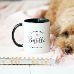 Toekomstige Mrs. Persoonlijke Black Script Name We Mok<br><div class="desc">De aangepaste 'Future Mrs' mok van de bruidbruidbruidskoffie van de vrouw is uitgerust met moderne zwarte scripttekst die gepersonaliseerd kan worden met de getrouwde achternaam en trouwdatum van de bruid. Inclusief een schattig roze hartaccent. Maakt een perfect cadeau voor de nieuwe bruid-to-be!</div>