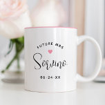 Toekomstige Mrs. Persoonlijke Black Script Name We Tweekleurige Koffiemok<br><div class="desc">De aangepaste 'Future Mrs' mok van de bruidbruidbruidskoffie van de vrouw is uitgerust met moderne zwarte scripttekst die gepersonaliseerd kan worden met de getrouwde achternaam en trouwdatum van de bruid. Inclusief een schattig roze hartaccent. Maakt een perfect cadeau voor de nieuwe bruid-to-be!</div>