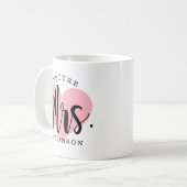 Toekomstige Mrs Pink Heart Custom Wedding Monogram Koffiemok (Voorkant links)