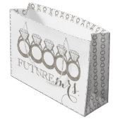 Toekomstige MRS Ring met ruitvormige Verlovingen Groot Cadeauzakje (Achterkant Gekanteld)