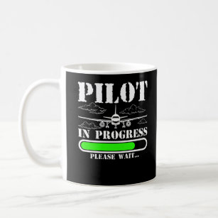 Toekomstige piloot voor het laden van het vliegtui koffiemok