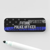 Toekomstige politieagent met blauwe lijn verergerd naamplaatje (In situ)