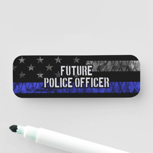 Toekomstige politieagent met blauwe lijn verergerd naamplaatje (In situ)